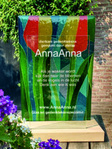 Glazen grafmonument 'Denk aan wie ik was' door atelier AnnaAnna